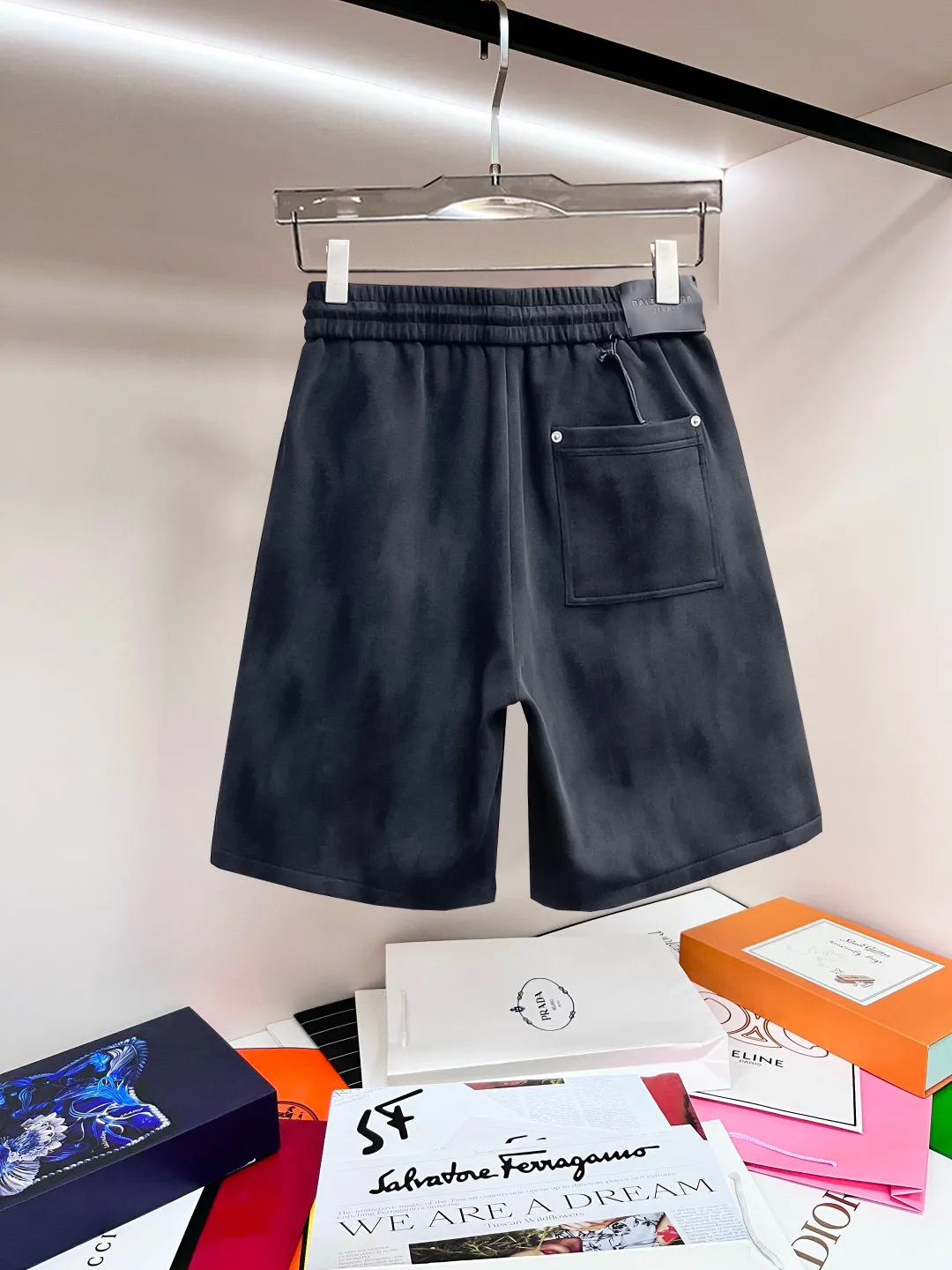 Balenciaga's three-standard complete 2026 summer New Arrival men's casual shorts, advanced custom-made Breathable fabric, Breathable fabric, extremely stretchy and comfortable, impeccable details, top-grade accessories, original logo design concept, delicate and soft feel! The upper body fit is awesome! Size: M-XXXL Please state your height and weight when ordering